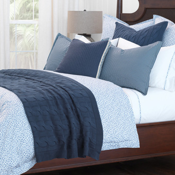 阿瓦隆系列给卧室注入无限新生，层次分明的蓝色与简约白色的搭配，总能让人想起波浪退去的海滩，清爽的气流娓娓道来。经典的绳股编织设计带来温馨灵动，全棉的枕头、床罩为空间笼罩上一层轻盈又温暖的感觉。无论是在任何房间都能带给你最舒适的体验！