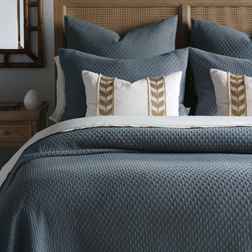 为您的床或沙发增添一抹轻盈简约。经典网纹设计，四种柔和淡雅的色彩，打造干净而舒适的外观。100%麦特拉斯凸纹纯棉，可完全机洗，轻松护理。