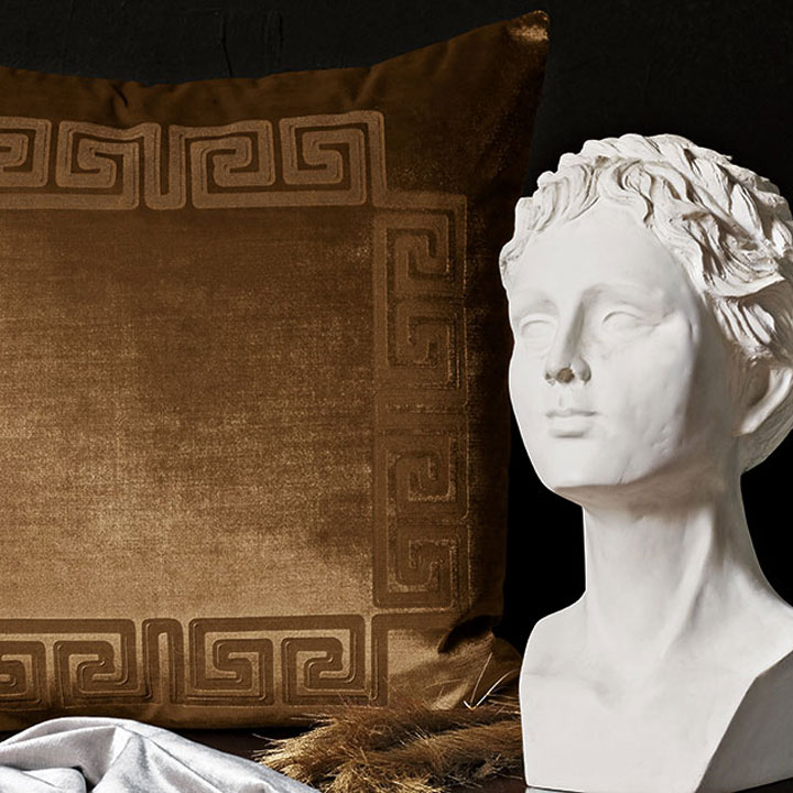 为了向古代希腊丰富的神秘世界致敬，Lifestyle Antiquity是一个独特的天鹅绒装饰枕系列，采用十种激光雕刻设计，灵感来自古代艺术，希腊神话，和古典建筑。