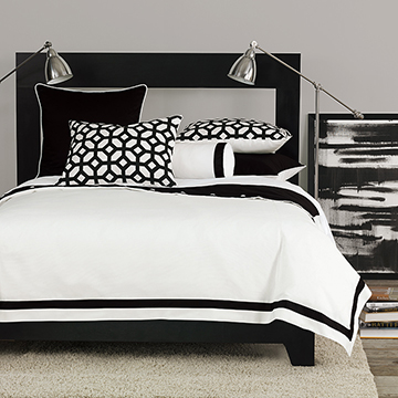 Palmer是现代黑色与白色相结合的完美化身。枕头采用亚麻质地图形和花卉图案，简单的纯白色床品中加入了深邃的黑色边框。两款窗帘与床品同样制作精良。