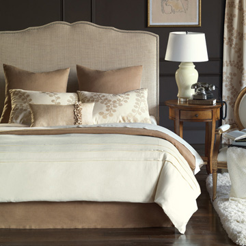 每间居室都有一份独特的魅力，Astaire让您沉醉于浪漫婉约的空间里。极具古典美的华丽丝绒面料制成的其质感丰富的装饰靠垫，搭配100%亚麻面料所制成的盖毯，让高贵与自然巧妙得融为一体，您的居室顿时被优雅的金色温暖地包围住。